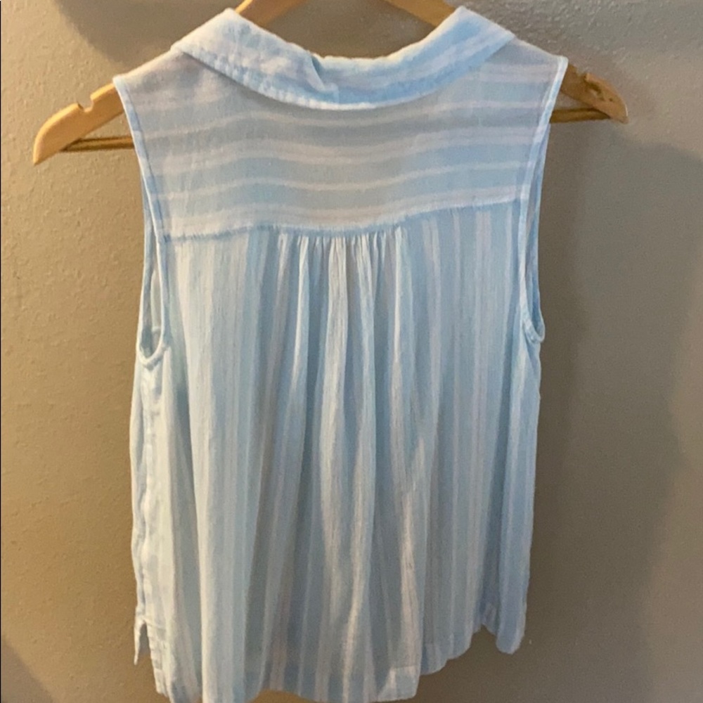 Sleeveless button down top - Picture 2 of 3